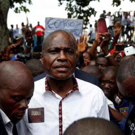 Martin Fayulu arrivant à une réunion avec ses partisans, vendredi 11 janvier à Kinshasa. © REUTERS/Baz Ratner